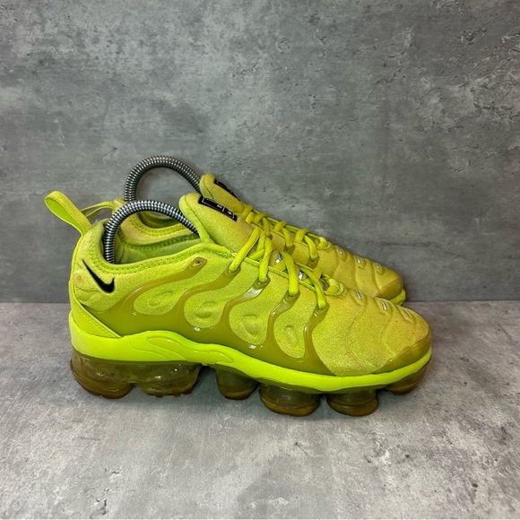 Nike Air Vapormax Plus Running Shoes DX1784-300 Womens sz 6 - neon - Picture 1 of 6